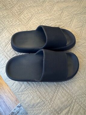 Bronax Pillow Navy Blue Slides